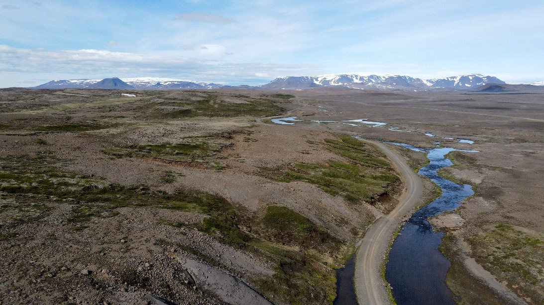 Af Uxahryggjaleið, horft til Þórisjökuls (hægra megin) og Oks (vinstra megin), en leiðin um Kaldadal liggur þar á milli. MYND/ úr Riti s. 47 Image