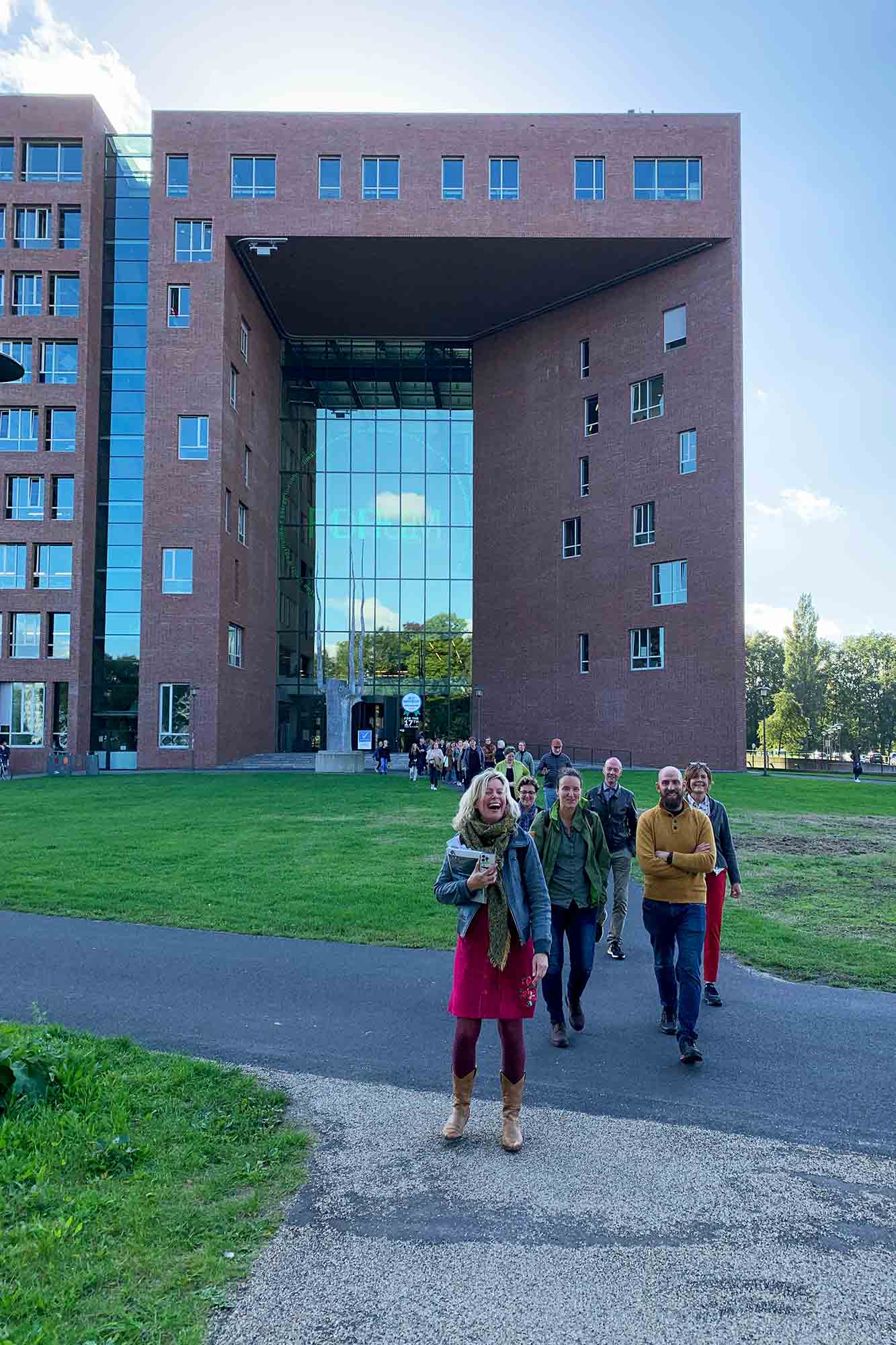 Aðalkennslubyggingin Forum í baksýn