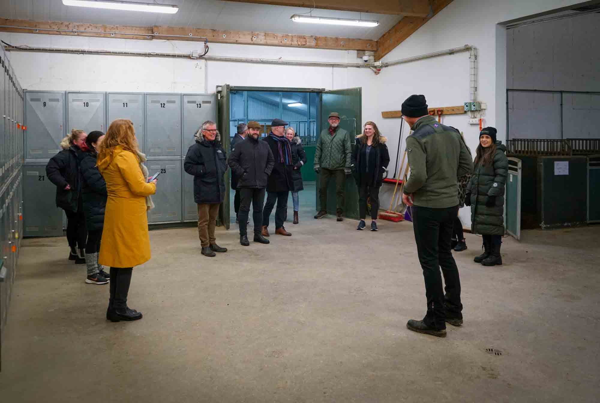 Hópurinn skoðar aðstöðu skólans að MIð-Fossum