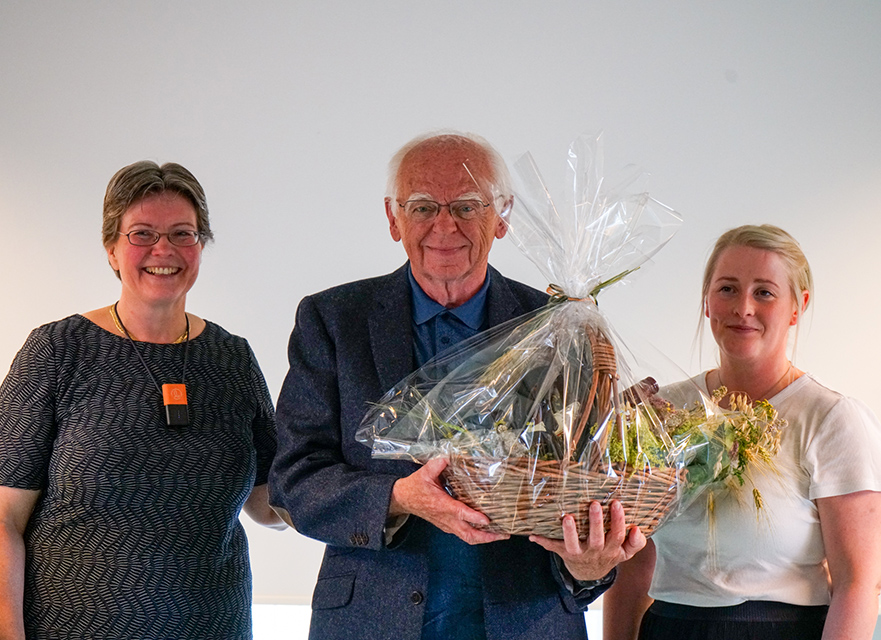 Ragnhildur Helga Jónsdóttir safnstjóri t.h. og Anna Heiða Baldursdóttir sérfræðingur veita Bjarna Guðmundssyni gjöf að málþingi loknu.