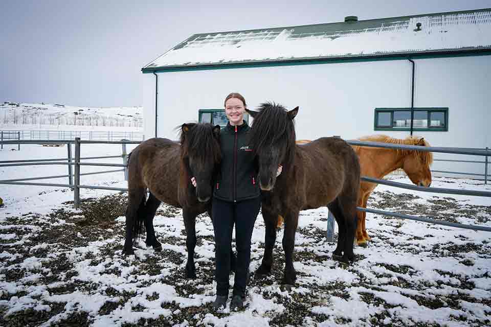 Helene með tvo af hestunum sem hún sá um í vetur ásamt öðrum störfum í hestamiðstöðinni að Mið-Fossum 