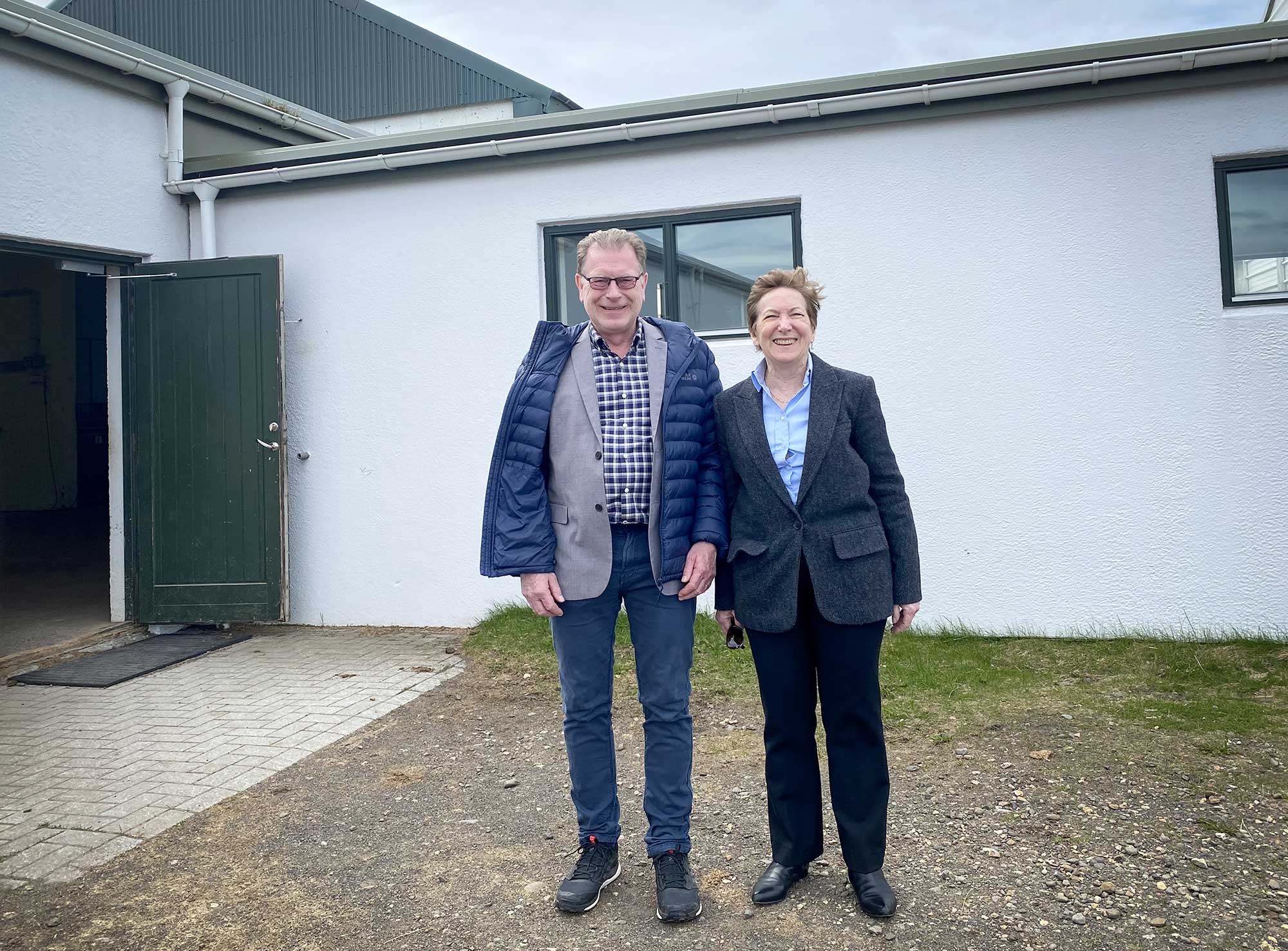 Ellen Hazelkorn og Þorsteinn Gunnarsson eftir heimsókn í hestamiðstöð skólans á Mið-Fossum